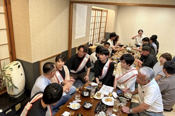 20240821　原次長の話を一生懸命聞く新入社員.jpg