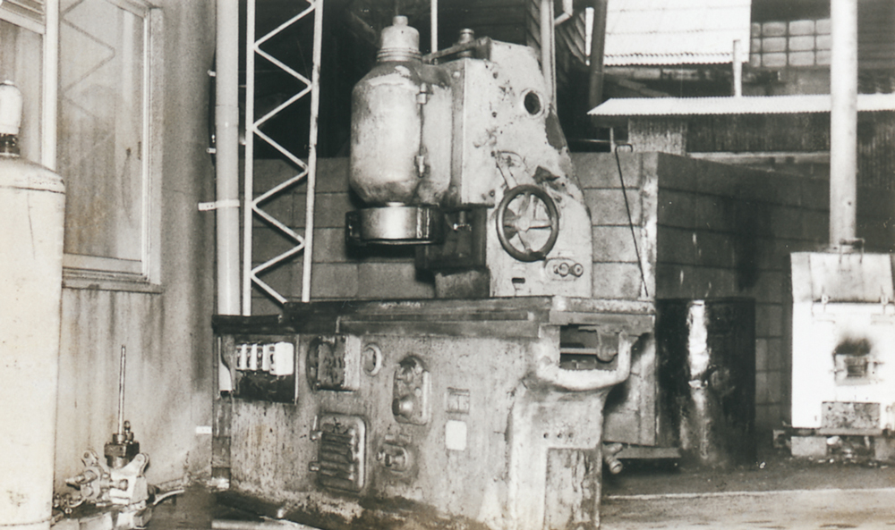 初期のライナー研磨に活躍した竪型平面研磨機