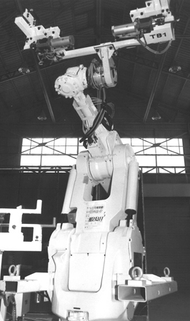 ATCを装備し、試運転中の重量物搬送用大型ロボット