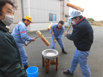 化学産機事業部 1年間の思いを込めて年末もちつき大会
