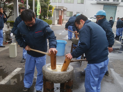 小倉第一工場 餅つき担当と餅丸め担当で楽しい餅つき大会を開催