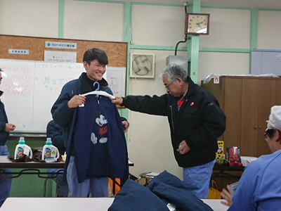 小倉第一工場 餅つき担当と餅丸め担当で楽しい餅つき大会を開催