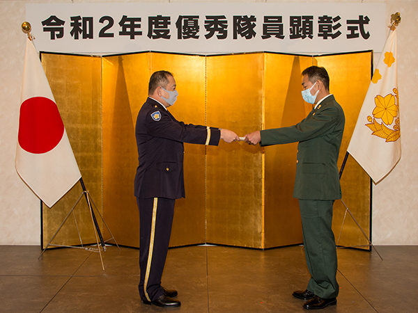 村上 文厚さん 自衛隊優秀隊員として顕彰状を受賞