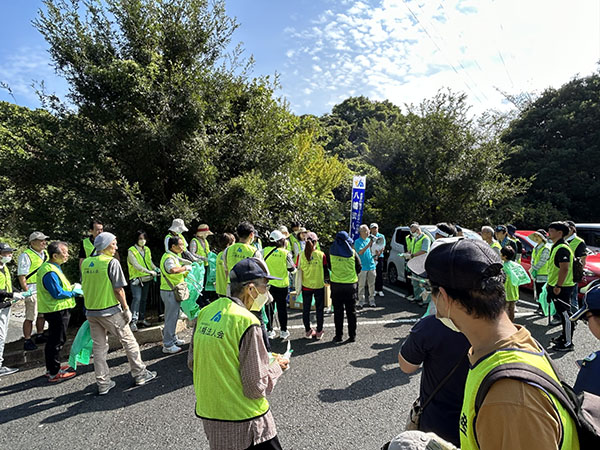 瀬板の森公園清掃で地域貢献