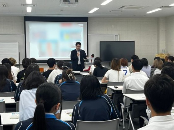 都城高専で卒業生の若手社員が出前授業