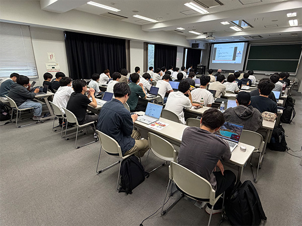若手社員が大学で講義発表